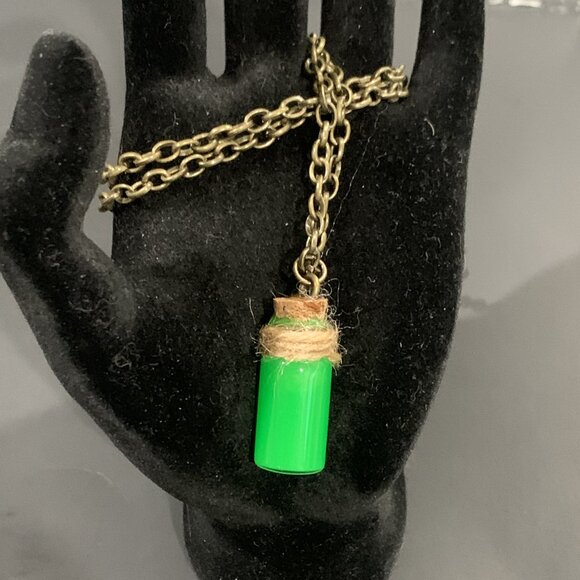 Harry Potter - Polyjuice Potion Charm Necklace - Picture 1 of 4